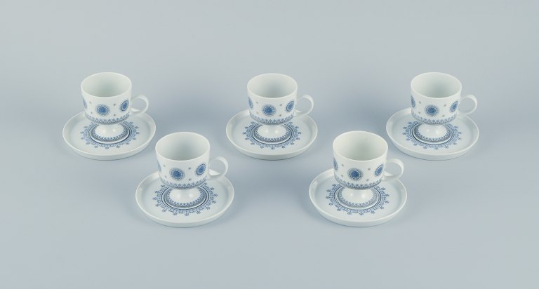 Tapio Wirkkala for Rosenthal Studio-linie. Et sæt på fem mokkakopper med hank på høj fod. Retrodesign. Modernistisk design.