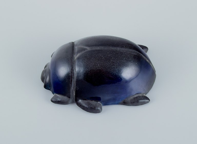 Taisto Kaasinen (1918–1980) for Arabia, Finland. Sjælden skarabæ i keramik med glasur i blå og sorte nuancer.