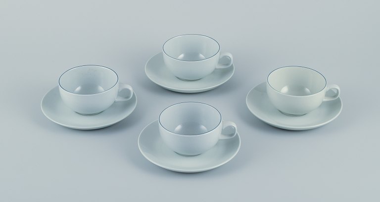 Grethe Meyer for Aluminia. Et sæt på fire Blåkant kaffekopper med tilhørende underkopper i fajance.