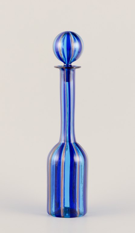 Murano, Italien. Karaffel i kunstglas med stribet design.Blå nuancer med guldstriber.