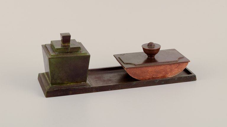 GAB, Sverige. Art Deco skrivetøj i massiv bronze. Med blækhus, pennebakke og blæksuger.