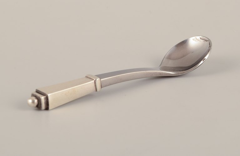 Georg Jensen Pyramid. Mustard spoon in sterling silver with stainless steel blade.