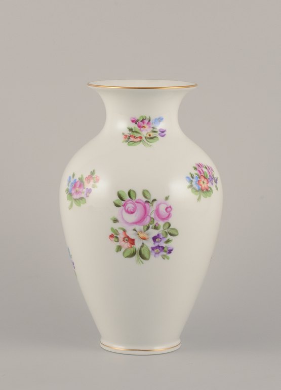 Herend, Ungarn. Stor porcelænsvase håndmalet med polykrome blomstermotiver og guldkant.