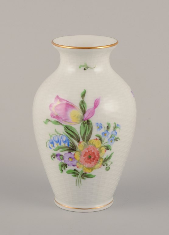 Herend, Ungarn. Porcelænsvase håndmalet med polykrome blomstermotiver og guldkant.