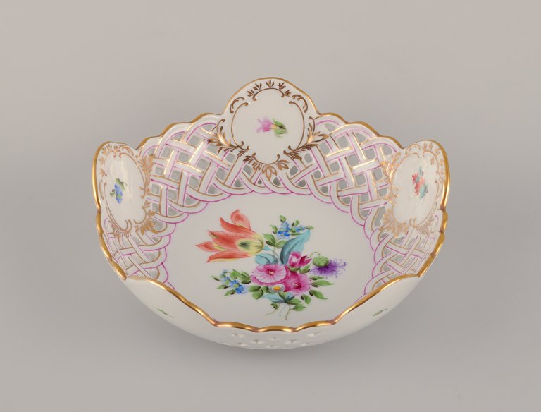 Herend, Ungarn. Gennembrudt skål i porcelæn med polykrome blomstermotiver håndmalet med gulddekoration.