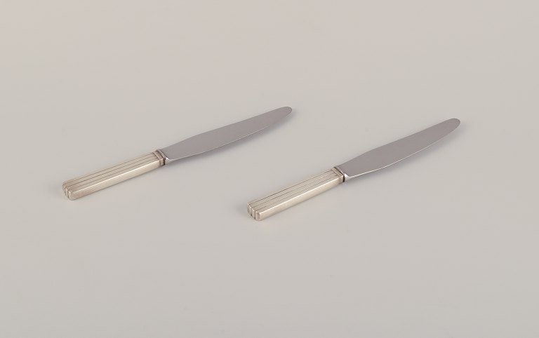 Georg Jensen, et par Bernadotte kortskaftede middagsknive med Raadvad blad i rustfrit stål.