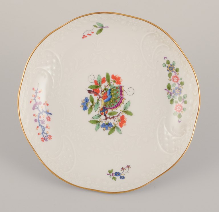 Meissen, Tyskland. Skål håndmalet med sommerfugl på gren og polykrome blomstermotiver. Guldkant.