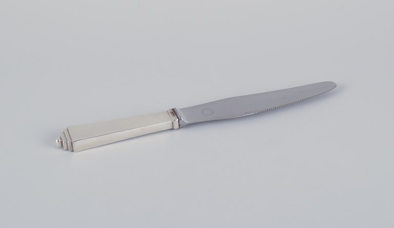 Georg Jensen Pyramide. Art Deco lunch knife with a short handle, stainless steel blade, and serrated edge.