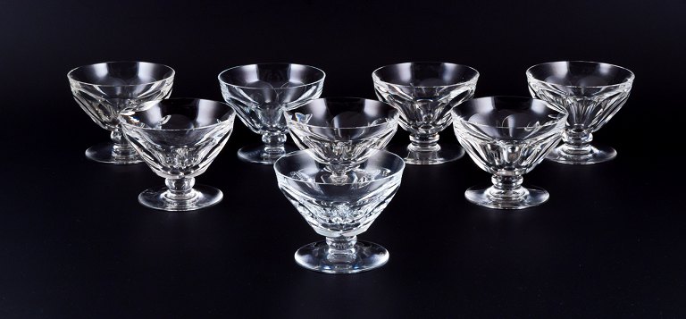 Baccarat, Frankrig. Et sæt på otte Art Deco champagneskåle i facetslebet krystalglas.