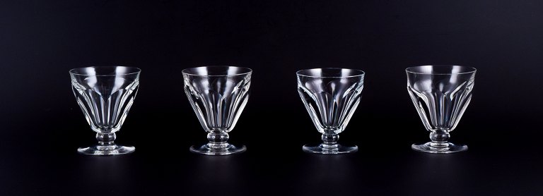Baccarat, Frankrig. Et sæt på fire Art Deco rødvinsglas i facetslebet krystalglas.