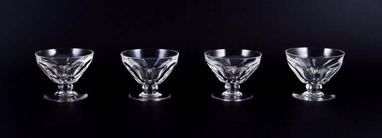 Baccarat, Frankrig. Et sæt på fire Art Deco champagneskåle i facetslebet krystalglas.