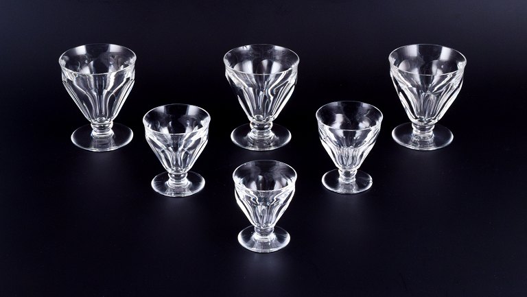 Baccarat, Frankrig. Et sæt på seks Art Deco glas i facetslebet krystalglas. Forskellige størrelser.