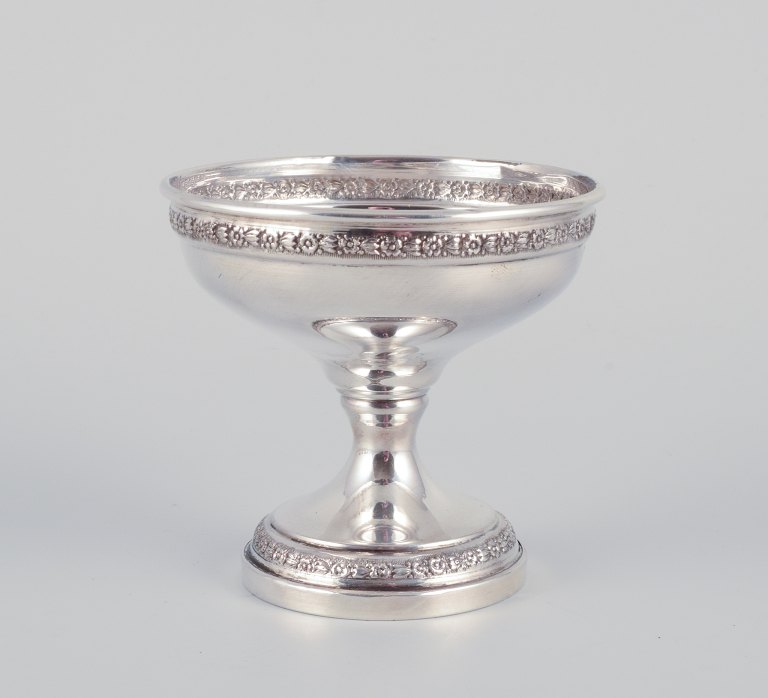 American goblet in sterling silver.Classic design adorned with flowers.