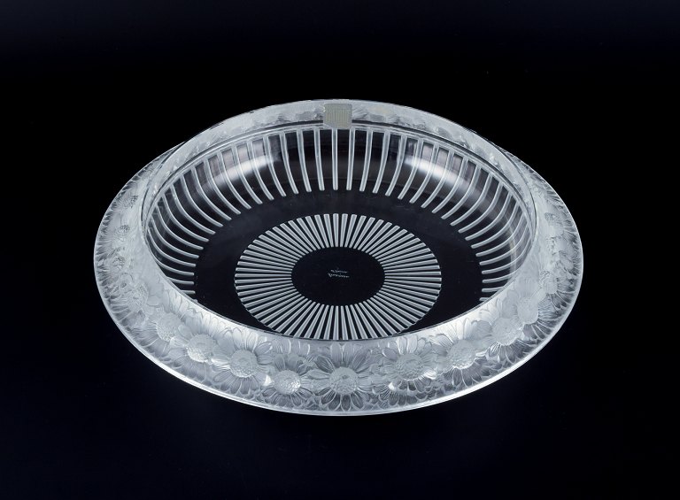 René Lalique, France. Large "Marguerites" bowl in art glass.Art Deco style.