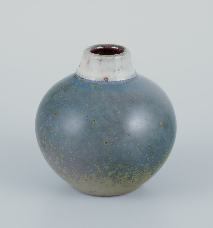 Elly Kuch (1929-2008) and Wilhelm Kuch (1925-2022). Unique ceramic vase. Speckled glaze in green and blue tones.