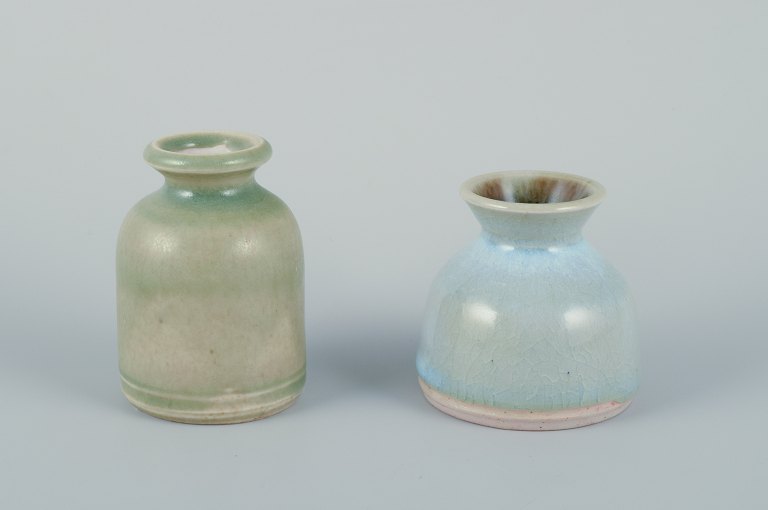 Elly Kuch (1929-2008) og Wilhelm Kuch (1925-2022). To unika keramikvaser. Den ene vase med glasur i grønlige nuancer.Den anden vase med glasur i blålige bund.