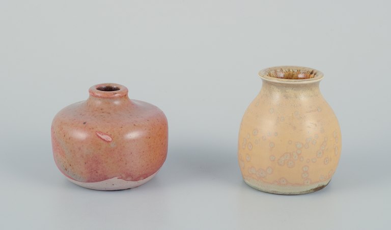 Elly Kuch (1929-2008) og Wilhelm Kuch (1925-2022). To unika keramikvaser. Den ene vase med krystalglasur i gule nuancer.Den anden vase med glasur i lysebrune nuancer.