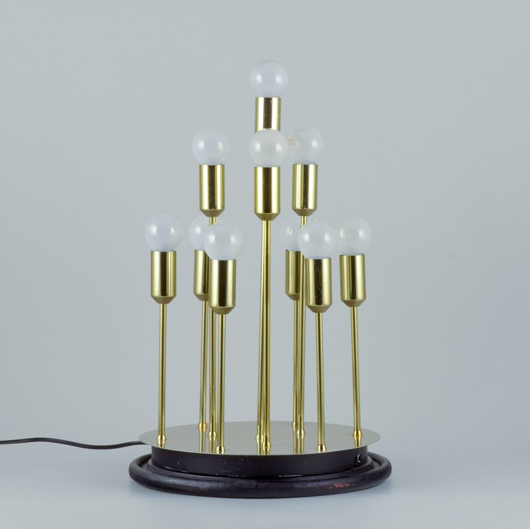 Sülken Leuchten, Tyskland, modernistisk designerlampe til ti pærer. Messing på sort træbund.