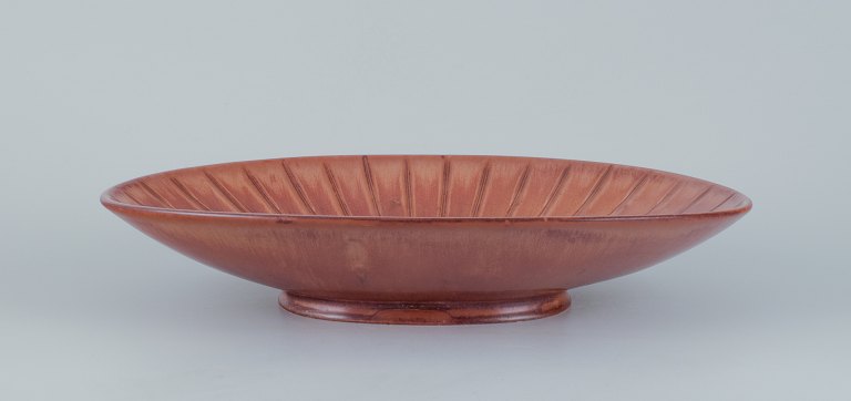 Gunnar Nylund (1904-1997) for Rörstrand.Stor oval keramikskål med glasur i brun harepelsglasur.