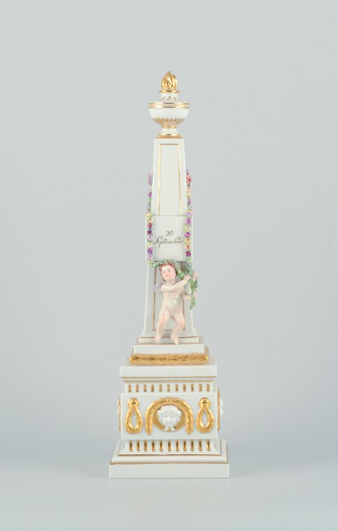 Royal Copenhagen Flora Danica, obelisk til borddekoration. Puttier omkranset af guirlander, pousserende blomster.