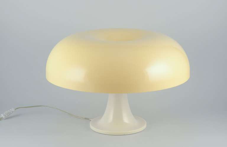 Giancarlo Mattioli, Nesso, Artemide, Italy. Retro vintage table lamp in white acrylic plastic.