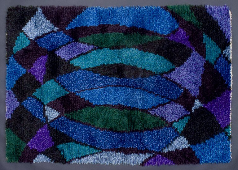 Svensk designer, håndvævet ryatæppe.Geometrisk mønster i blå, violette og grønne farver.
