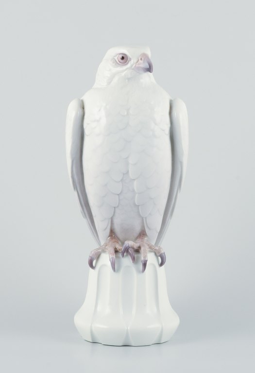 Dahl Jensen for Bing & Grøndahl. Large and impressive porcelain figurine of an Icelandic falcon.