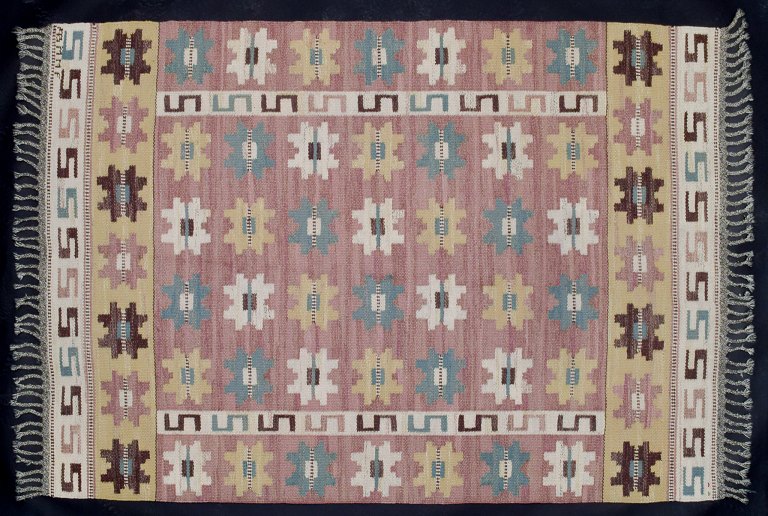Märta Måås-Fjetterström (1873–1941), svensk tekstildesigner. “Sipporna” (Anemonerne). Håndvævet unika tæppe af uld i “rölakan” teknik med polykromt geometrisk mønster.