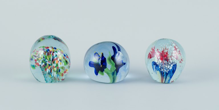 Skandinavisk glaskunstner. Tre brevpressere i kunstglas. Blomstermotiver med mere indlagt i glasset. Håndlavet.