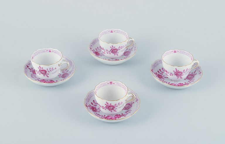 Meissen, Tyskland. Et sæt på fire Pink Indian mokkakopper med tilhørende underkopper i håndmalet porcelæn.