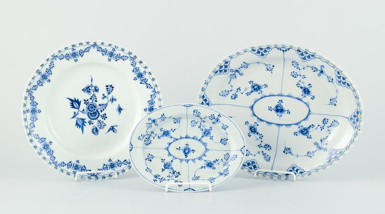 Royal Copenhagen. Tre antikke og meget tidlige Musselmalet Riflet og Helblonde fade og tallerken.