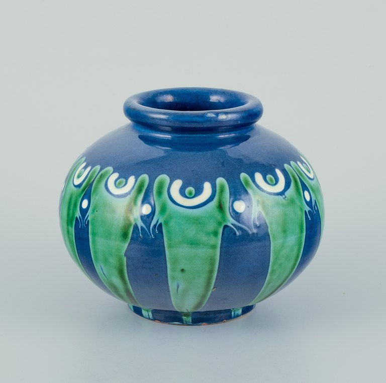 Kähler, Danmark. Vase i keramik. Kohornsteknik.Glasur i blå og grønne toner.