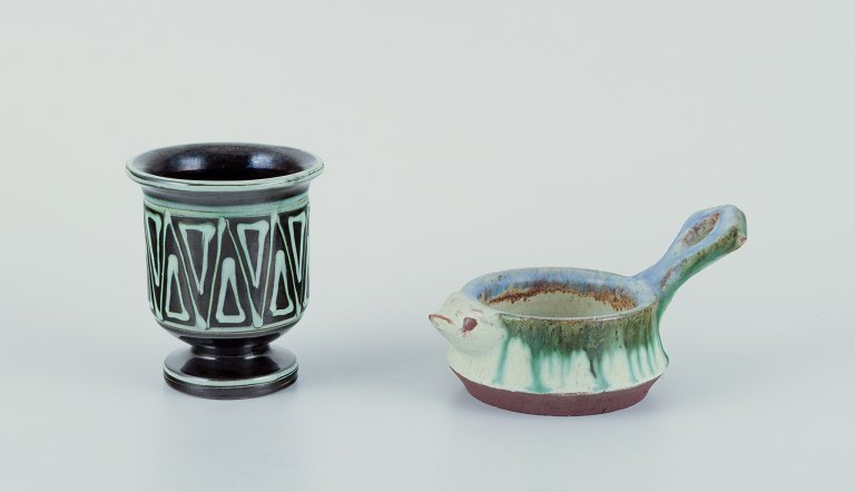 Kähler, Danmark. Lille vase og lille skål med hank udformet som en fugl. Håndlavet keramik. Vase med geometrisk mønster. Glasur i blå og grønne toner.