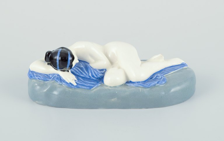 Keramos, Østrig. Sjælden Art Deco skulptur i keramik af liggende nøgen kvinde. Håndmalet.