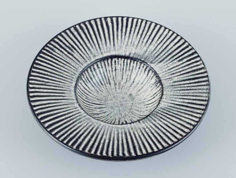 Svend Hammershøi (1873-1948) for Kähler. Keramikskål i rillet design.Sortgrå dobbeltglasur.