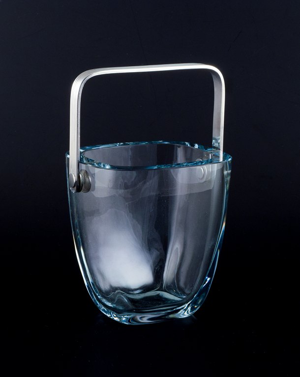 Dansk design. Modernistisk isspand i kunstglas med hank i sølv.Stilrent dansk design.