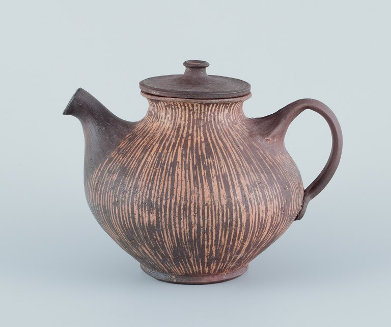Gutte Eriksen (1918-2008), eget værksted, Danmark. Unika tekande i keramik. Raku-brændt. Glasur i brune og gule nuancer.