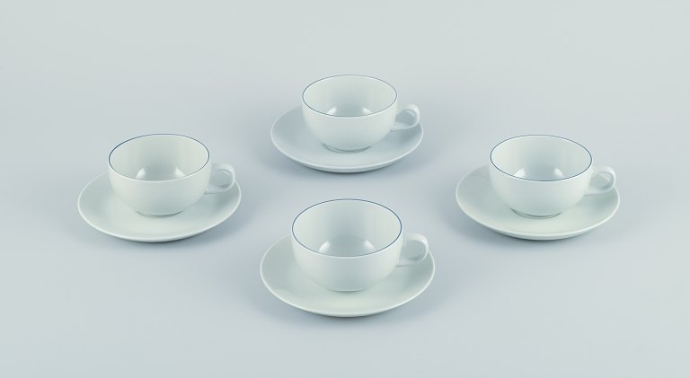 Fire Aluminia/Royal Copenhagen Blåkant kaffekopper med tilhørende underkopper.Designet af Grethe Meyer.