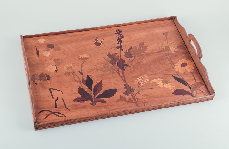 Emile Gallé. Stor bakke i frugttræ. Indlagt med blomstermotiver i forskellige træsorter.