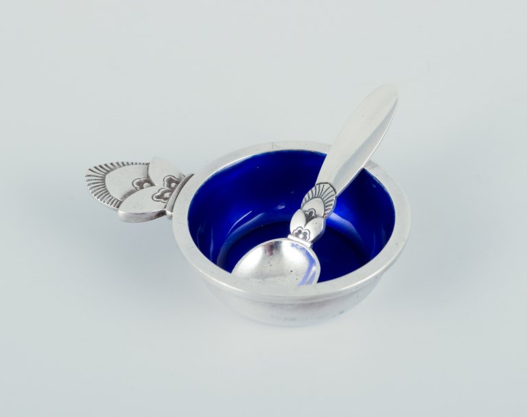 Georg Jensen Kaktus. Saltkar i sterlingsølv med tilhørende saltske. Indvendigt med kongeblå emalje.