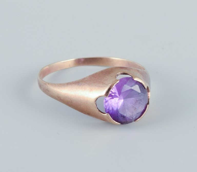 Danish goldsmith, 14 karat gold ring adorned with light violet semi-precious gemstone. Art Deco design.