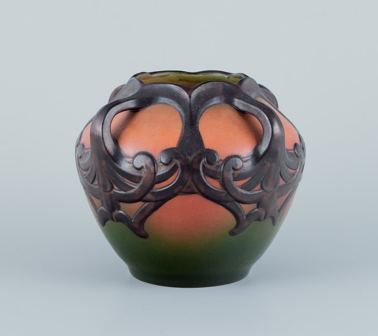 Ipsens Enke, Danmark. Keramikvase i skønvirkestil.Motiv af plantevækst. Glasur i orange og grønne toner.