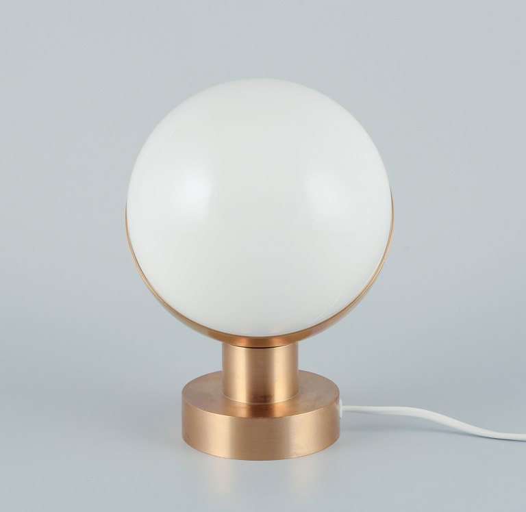 Vilhelm Lauritzen (1894-1984). Væglampe/bordlampe af messing og opalglas. Stor model.