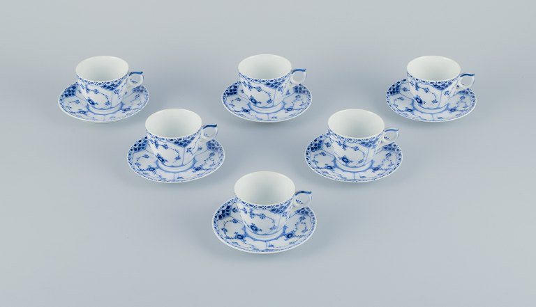 Royal Copenhagen Musselmalet Halvblonde. Et sæt på seks kaffekopper med tilhørende underkopper.