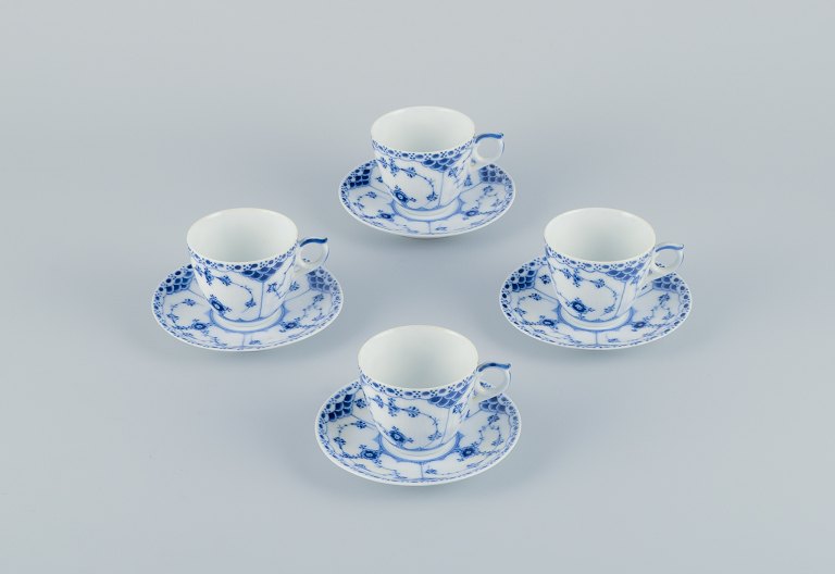 Royal Copenhagen Musselmalet Halvblonde. Et sæt på fire kaffekopper med tilhørende underkopper.