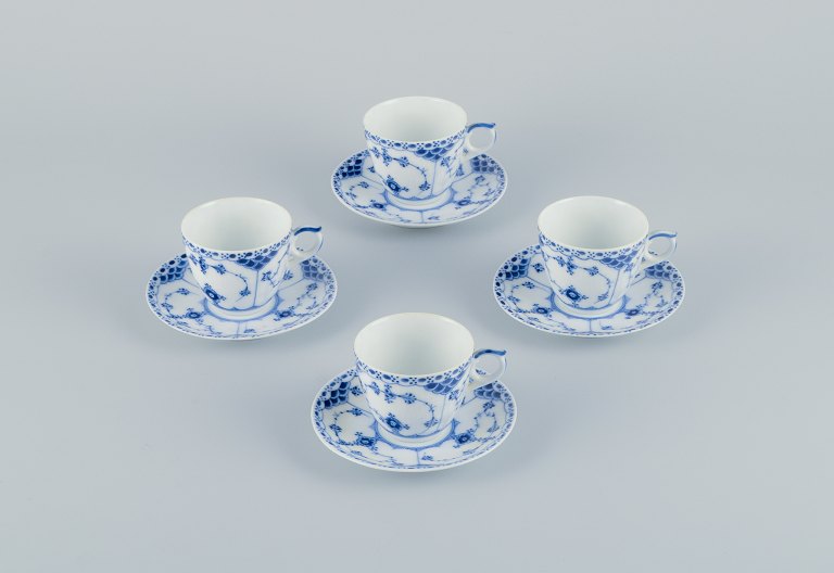 Royal Copenhagen Musselmalet Halvblonde. Et sæt på fire kaffekopper med tilhørende underkopper.