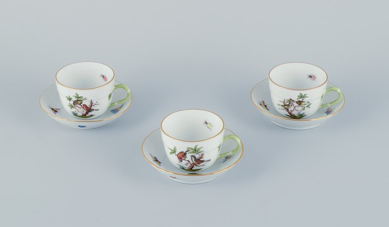Herend, Ungarn. Tre kaffekopper med underkopper i porcelæn håndmalet med sommerfugle og fugle på gren. Guldkant.