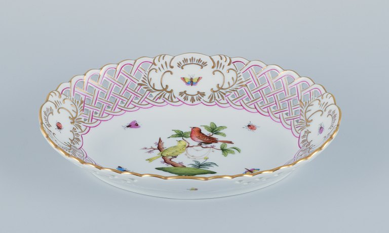 Herend, Ungarn. Oval gennembrudt skål af porcelæn håndmalet med sommerfugle og fugle på gren. Guldkant.