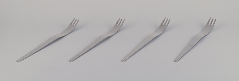 Arne Jacobsen for Georg Jensen.Fire store salatgafler i rustfrit stål.