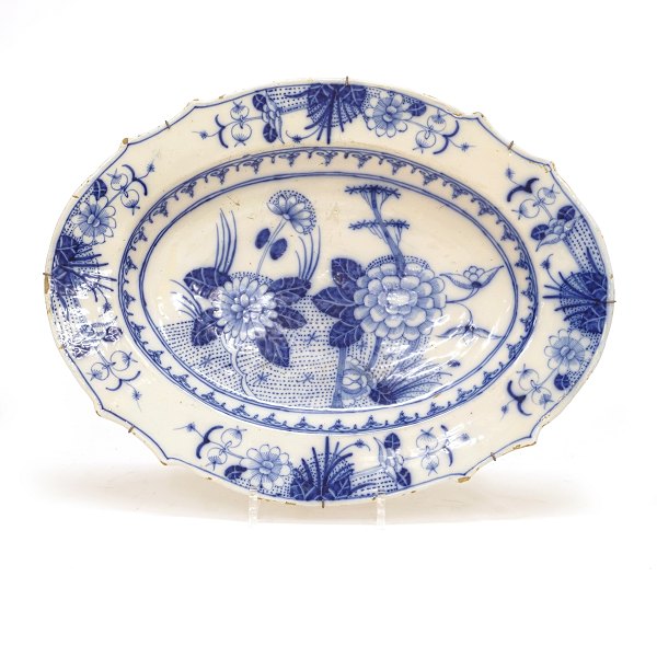 Ovalt St. Kongensgade fad i fajance. St. Kongensgade, København, ca. år 1750. L: 45cm